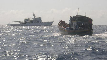 Một t� u cá Việt Nam bị t� u tuần tra Trung Quốc (trái) áp sát ở quần đảo Ho� ng Sa. (Ảnh: THX/TTO)