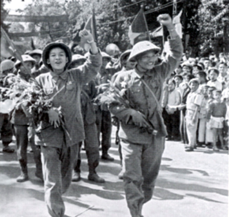 Những người lính trẻ trên đường Đinh Tiên Ho� ng