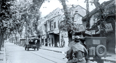 Quân Pháp rút dọc phố H� ng Bông
