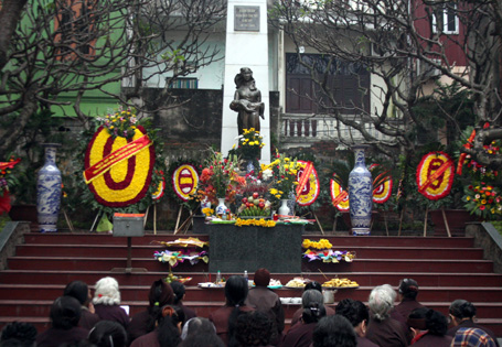 Tượng đ� i tưởng niệm những nạn nhân bom B52 ở phố Khâm Thiên