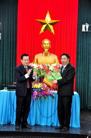 Tân Chủ tịch HĐND TP Đ� Nẵng – ông Trần Thọ (bìa trái) tặng hoa ông Nguyễn Bá Thanh