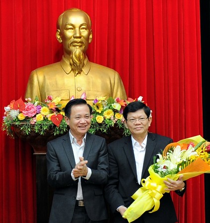 Bí thư Th� nh ủy Đ� Nẵng – ông Trần Thọ (trái) - tặng hoa chúc mừng ông Võ Công Trí