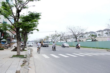 Đây l� tuyến đường ven biển sạch đẹp v� thu hút nhiều du khách của Đ� Nẵng