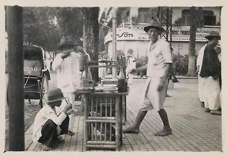 Một quầy bán hủ tiếu góc đường Lê Lợi – Nguyễn Trung Trực, S� i Gòn