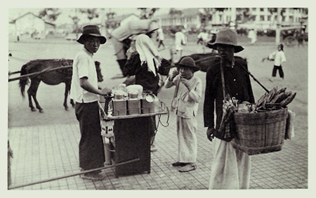 Người bán dạo trên bùng binh trước chợ Bến Th� nh, S� i Gòn