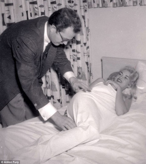 Fury đã bay tới Los Angeles tuần trước để gặp David W. Streets, một nh� nghệ thuật am hiểu về các bức hình của Monroe. Theo Streets, những bức ảnh n� y được chụp từ rất sớm, ngay sau khi cô cắt tóc v� bắt đầu tạo dựng hình ảnh gắn liền với tên tuổi của mình suốt sau n� y.