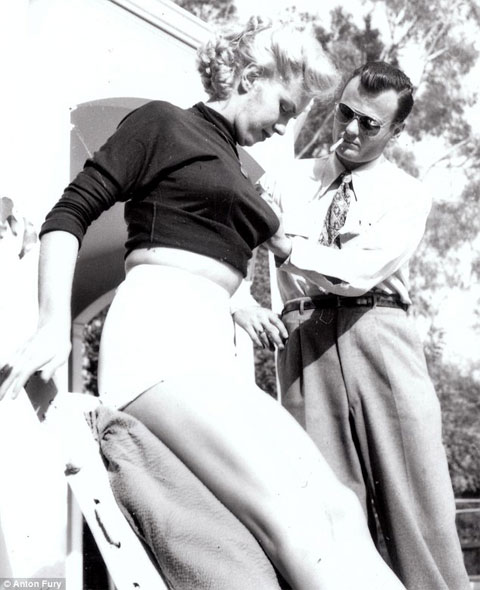 Theo Streets, khả năng lớn nhất l� những bức hình được chụp v� o năm 1950, ở Los Angeles, khi Monroe vẫn còn chưa nổi danh sau các vai nhỏ trong phim 'The Asphalt Jungle' v� 'All About Eve.'