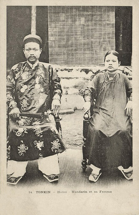 Một vị quan triều Nguyễn chụp cùng vợ của mình năm 1899.