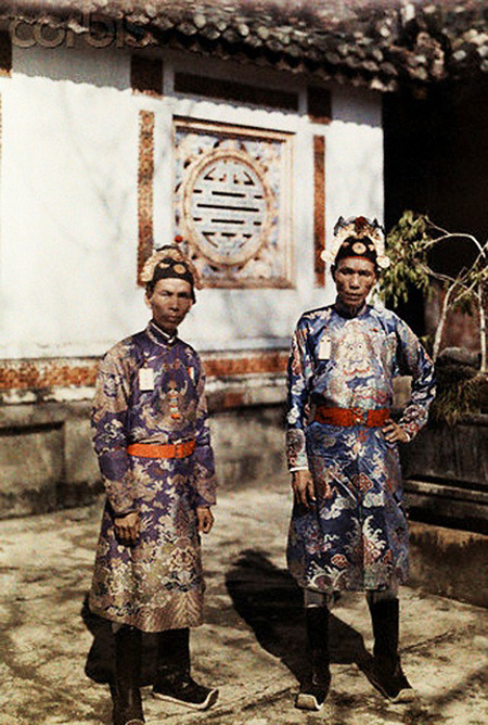 Hai vị quan phục vụ trong triều, ảnh chụp tại Huế năm 1931.