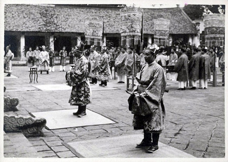 Lễ thiết triều của các quan lại triều Nguyễn, ảnh chụp năm 1926.