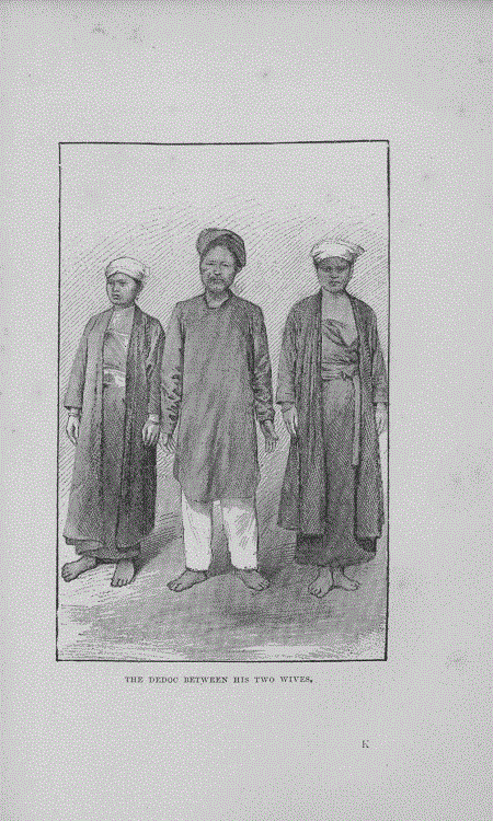 Ng� i đề đốc cùng hai b� vợ, ảnh chụp năm 1894.