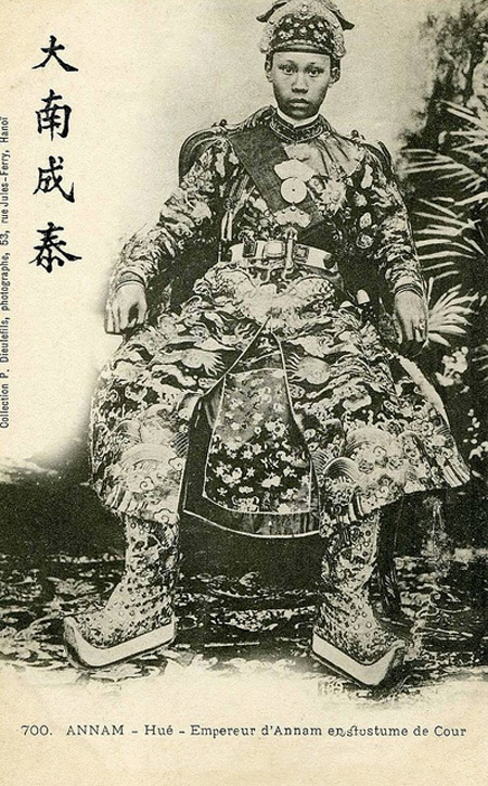 Chân dung vua Th� nh Thái (1889-1907) trong bộ triều phục.