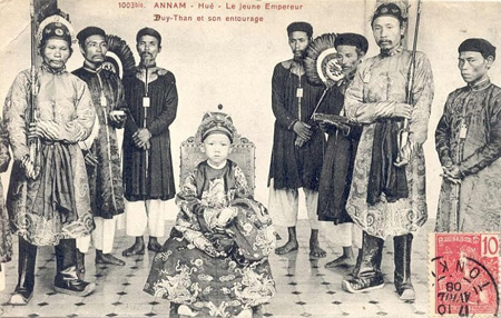 Vua Duy Tân chụp cùng quan lại trong triều năm 1907.