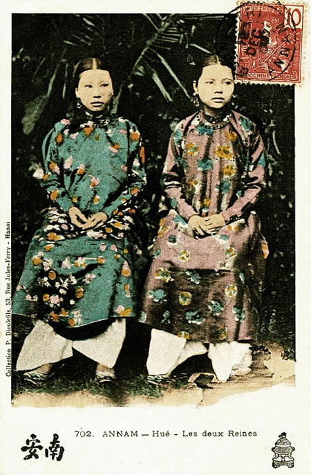 Ảnh chụp hai người vợ của vua Th� nh Thái năm 1907.