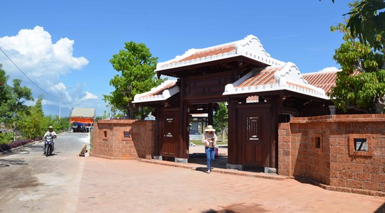 Cổng dẫn v� o khu lưu niệm ông Nguyễn Bá Thanh nằm bên trong khuôn viên nghĩa trang gia tộc ở xã Hòa Tiến, huyện Hòa Vang