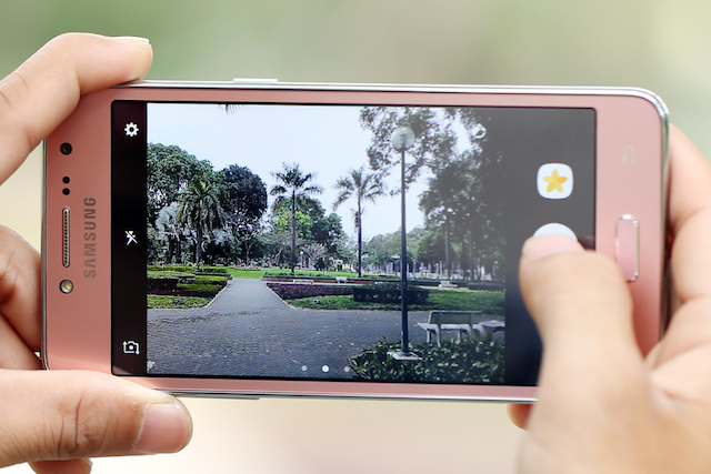 Samsung Galaxy J2 Prime - Camera selfie có đèn flash