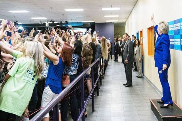  Bức ảnh về cuộc gặp gỡ ứng cử viên tổng thống Mỹ Hillary Clinton gây chấn động thế giới khi h� ng trăm người đồng loạt 'quay lưng' selfie trong vô thức chỉ với mục đích 'sống ảo'.