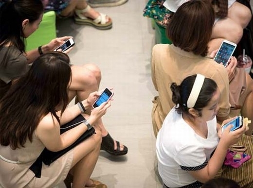  Trên t� u điện ngầm chẳng còn những cuộc nói chuyện rôm rả m� chỉ thấy cảnh h� ng loạt người chăm chú nhìn v� o m� n hình smartphone.