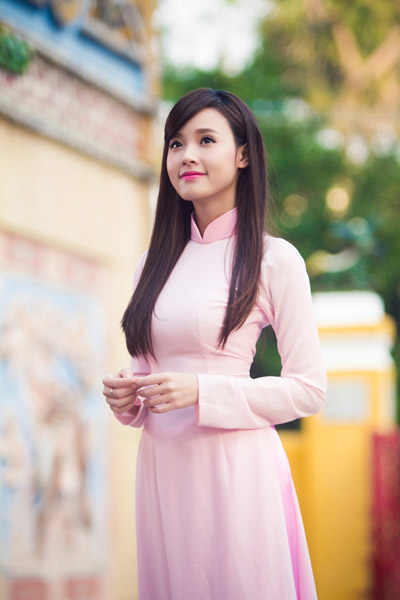 Bộ trang phục áo d� i giáo viên luôn l� m nổi bật vẻ đẹp truyền thống của phụ nữ Việt Nam. Với sự kết hợp h� i hòa giữa m� u sắc v� kiểu dáng, cô giáo trông thật ấn tượng v� quyến rũ.